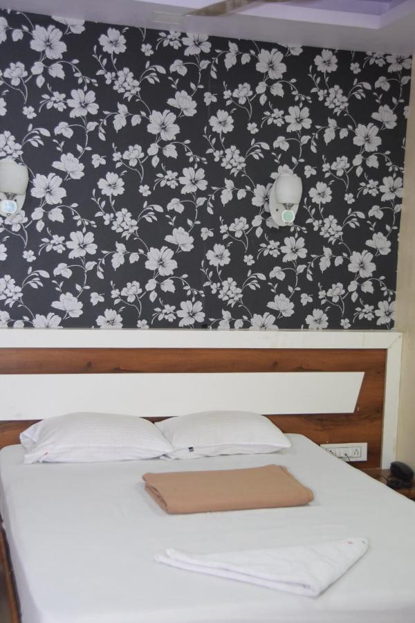 Hotel Riviera Residency Thána Kültér fotó